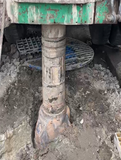 Tractor y operarios en excavación de tierra